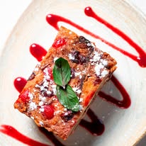 Postre servido en plato blanco