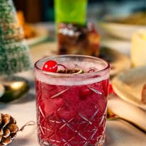 Bebida rosa con cereza