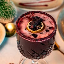 Bebida rosa con cereza