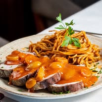 Plato fuerte con salsa y pasta